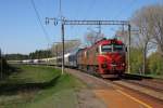 2M62 1161 fhrt einen Zug aus der russischen Zug mit vergitterten Transport  Wagen aus der Enklave Kaliningrad und fhrt mit diesem am 2.5.2012 gerade   durch den Haltepunkt Rikanday in Richtung