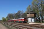 In Hhe des alten Wasserturm fhrt am 2.5.2012 der Dieseltriebzug  DR1AM 9429 9002831-6 in den Bahnhof Ignalina in Litauen ein.