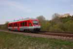 Ein moderner Triebwagen der litauischen Eisenbahn, 620M016, ist hier am 
Stadtrand von Kaunas am 29.4.2012 auf dem Weg zum Grenzbahnhof Kuzla Ruda.