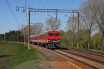 DR1AMv 92245003186-4 durchfhrt als Schnellzug von Kaunas kommend  am 2.5.2012 den Haltepunkt Rikanday auf seinem Weg zur litauischen  Hauptstadt Vilnius.