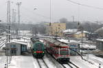 Der weißrussische DP3-007 und der litauische EJ575-001 warteten am 1.1.2019 im Bahnhof von Vilnius auf ihre Abfahrt.