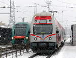 Der weißrussische DP3-007 und der litauische EJ575-001 warteten am 1.1.2019 im Bahnhof von Vilnius auf ihre Abfahrt.