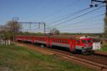 ER 9M-390-09 fhrt im Haltepunkt Rikanday am 2.5.2012 nach Kaunas ab.
