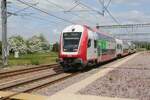 Ein geschobener Doppelstockzug nach Arlon erreicht hier am 24.5.2023 um 15.14 Uhr den Bahnhof Kleinbettingen.