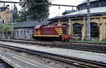 CFL 801 fährt im Sommer 1988 am Rundlokschuppen des Luxemburger Hauptbahnhofes vorbei. 1954 wurden sechs Lokomotiven der Baureihe 800 zum Ersatz der Dampflokomotiven im Rangierbetrieb bei Anglo-Franco-Belge beschafft. Als Vorbild diente die amerikanische EMD SW8, die an europäische Verhältnisse angepasst wurde. Ihre Ausmusterung begann 2004.