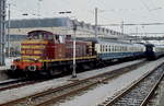 Im Sommer 1988 rangiert CFL 909 mit einigen DB-Wagen im Hauptbahnhof Luxemburg.