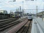 Luxemburg Hauptbahnhof, alle Gleise international besetzt:  Links E-Lok 1342 (B), daneben E-Lok 115023 (F), durch den TGV versteckt E-Lok 4009 (L), TGV 552 eben aus Paris gekommen, daneben Triebwagen