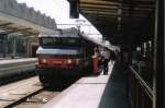 E-Lokomotive 115049 mit Intercity aus Paris nach der Ankunft in Luxemburg Hauptbahnhof   Scanfoto: Uwe Wstenhagen 2003