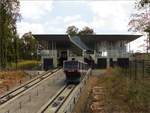 Im Gegenlicht des 10.08.2018 erreicht eine Gondel der CFL Standseilbahn Pfaffenthal-Kirchberg die Bergstation in Luxembourg-Kirchberg.