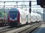 Die Nummer 1 der Steuerwagen kommt am 01.07.08 aus Richtung Rodange und fhrt im Gegenlicht in den Bahnhof von Ptange ein, um aufs Abstellgleis zu fahren (die Dostos, die uns spter die Sicht auf den