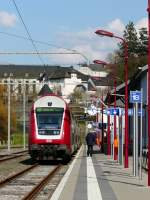 RB 3242, sowie der Zugschaffner warten im Bahnhof von Wiltz auf die Ankunft des Feierabendverstrkungszuges RE 3366 aus Kautenbach, damit die eingleisige Strecke frei wird fr die Abfahrt in Richtung