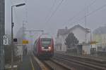 Auch bei uns in Luxemburg ist der Himmel nicht immer himmelblau,  Am 26.11.2020 herrschte dicke Nebelsuppe, als der CFL Steuerwagen 011 im Bahnhof von Wilwerwiltz ankam.