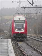 Im leichten Schneegestber fhrt die Nummer 1 der Steuerwagen am 10.02.09 in den Bahnhof von Wilwerwiltz ein.