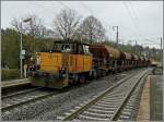 Die kleine Rangierlok 502 (Mietlok von Cockerill Mechanical Industries) brachte am 08.11.09 Wagen mit Schotter zur Baustelle nach Wilwerwiltz. (Hans)