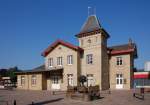 Im Nordosten im Grenzbereich von Luxemburg und Deutschland liegt der Bahnhof Diekirch als Endbahnhof der Stichstrecke Ettelbrck - Diekirch. Vor dem gut erhaltenen und auch gut gepflegten Bahnhof wurde eine Skulptur bestehend aus einer Eisenbahn mit davor spielenden Kindern installiert. Der Bahnhof Diekirch wird im Stundentakt von Triebzgen der Baureihe 2000 angefahren. Das Foto stammt vom 07.10.2007. 
