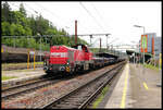 CFL 306 Cargo, eine DE 18 von Vossloh, kommt hier am 23.5.2023 um 13.15 Uhr, mit einem schweren Stahlzug aus Belval Universite durch den Bahnhof Esch sur Alzette. Der Zug ist in Richtung Bettembourg unterwegs.