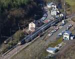 Blick vom Aussichtspunkt Hockslay auf den Bahnhof von Kautenbach - So sieht es whrend der Woche halbstndlich aus, wenn alle Zge pnktlich sind, was wegen der vielen Baustellen auf dem luxemburgischem Schienennetz im Moment selten der fall ist.
Zu sehen links ein Triebzug der BR 2000 welcher die Stichstrecke nach Wiltz bediennt.
Eine Lok der BR 3000 mit dem IC Lttich in Richtung Luxembourg und ein weiterer IC aus Luxembourg in Richtung Lttich. 26.02.2019 (Jeanny)
