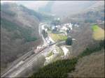 IR 121 aus Richtung Lttich fhrt am 17.04.08 in den Bahnhof von Kautenbach ein. Bild aufgenommen vom Aussichtspunkt  Hockslay  (390 m), welcher vom Ausblick und von der Landschaft her wohl der schnste und interessanteste Punkt im Kiischpelt ist.