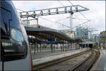 Auf vielen schrägen Stützen -    ...stehen die wellenförmigen Bahnsteigdächer des Bahnhofes in Luxemburg.