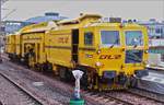 CFL Gleisstopfmaschine (L-CFLIF 9982 9124 792-7) steht auf dem neu verlegten Gleis 10 im Bahnhof von Luxemburg. 20.11.2019 (Hans)