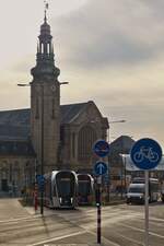 Während die linke Straßenbahn vor kurzem die Haltestelle am Bahnhof in Richtung der Oberstadt von Luxemburg verlassen hat, wird die andere Straßenbahn in kürze in die momentane Endhaltestelle am Bahnhof einfahren. 11.2021