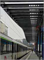 Das neue wellenfrmige Bahnsteigdach im Bahnhof von Luxemburg nimmt langsam Gestalt an.