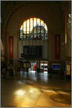 Sonnenlicht erhellt die Bahnhofshalle vom Bahnhof Luxembourg.