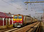 - Tolle winterliche Farben - Die RB 3635 Diekirch - Luxembourg, bestehend aus den beiden Triebzgen Z 2019 und Z 2001, erreicht am 11.12.2018 den Bahnhof von Mersch. (Hans)