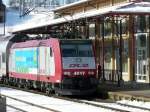 E-Lok 4017, mit der neuen Werbung, hat ihren Zug in den Bahnhof von Troisvierges geschoben und wartet nun auf die nchste Fahrt nach Mersch am 23.03.08.