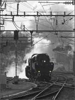 Die Dampflok 5519 fhrt im Gegenlicht in den Bahnhof von Luxemburg ein.