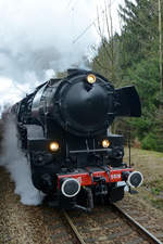 Die Dampflok CFL 5519 zieht einen Güterzug anlässlich des 9. Dresdner Dampfloktreffens. (Parallelfahrt auf der Tharanter Rampe, April 2017)