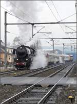 In Schieren befhrt die Dampflok mit dem  Chrstdagszuch 2008  das nicht elektrifizierte Gleis nach Bissen. 14.12.08 (Jeanny)