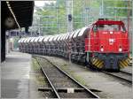 Die CFL Cargo MaK 1503  dieselt  mit einem Kalkzug am 25.04.09 durch den Bahnhof von Esch-sur-Alzette.
