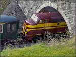 Diesellok 1603 verschwindet mit ihren Museumswagen (BJ 1935) im Tunnel Spontin am 07.12.08.