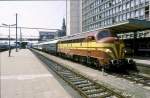 Lok 1604 mit einem CFL-Zug in Luxemburg Bahnhof. 6.Juli 1989.