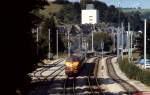 CFL 1802 verlässt im Juli 1988 den Bahnhof Ettelbruck. Die Masten für die Elektrifizierung der Luxemburger Nordbahn stehen bereits.