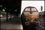 Vor einem Personenzug nach Luxemburg wartet CFL 1803 am 4.11.1992 um 9.46 Uhr im HBF Trier.