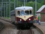 Triebwagen 208 wartet im Bahnhof von Goebelsmhle eine Zugbegegnung ab.