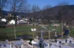 Vom Friedhof aus hatte man 1990 einen guten Blick auf die langgezogene Kurve bei Drauffelt. Tw 206 hlt als Zug 1621 am Haltepunkt, 31.03.1990.