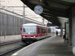CFL Triebzug 928 506-5 steht am Bahnsteig im Bahnhof von Luxemburg und wird in einer Viertelstunde seine Reise nach Trier antreten.