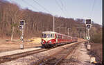 Zwei CFL dieseltriebzüge der Bauart Westwaggon nähern sich den Bahnhof Colmar-Berg, auf durchfahrt als Zug 1767 (Luxembourg - Gouvy). An vorderster Stelle die Einheit CFL nr 216. Colmar-Berg, am 10.04.1993, 17.38u. Scan (Bild 6241, Fujichrome 100).