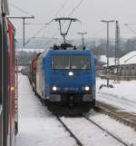 185 523-8 (ex CFL-Cargo) zieht am 5. Januar 2011 eine MaK G 1206 sowie mehrere Selbstentladewagen der RSB Logistic durch Kronach. Aufgenommen aus einer RB von Kronach nach Bamberg.