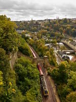 . Herbst in der Hauptstadt - Auf dem Pont Grande-Duchesse Charlotte (Ltzebuergesch: Roud Brck) in Luxembourg hat man eine tolle Aussicht auf die Nordstrecke und auf den dort verkehrenden RE 3714 Luxembourg - Troisvierges. 04.10.2017 (Jeanny)