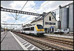 CFL 3016 verläßt hier am 24.5.2023 um 15.16 Uhr den Bahnhof Kleinbettingen in Richtung Luxembourg Gare. Links im Hintergrund ist der Gegenzug nach Arlon noch zu sehen.