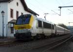 Lok 3010 mit Zug bei der Abfahrt im Bahnhof von Wilwerwiltz in Richtung Clervaux am frühen Abend des 18.12.07.