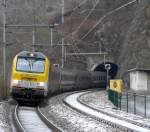 Lok 3010 beim Verlassen des Tunnels  Kirchberg  oberhalb des Bahnhofs von Kautenbach.