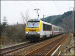 E-Lok 3020 mit belgischer Zuggarnitur durchfhrt die Ortschaft Enscherange in Richtung Lttich am 10.04.08.