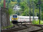 An Stefans Lieblingsstelle in Troisvierges hat der Frhling Einzug gehalten. E-Lok 3009 kurz vor der Einfahrt in den Bahnhof am 25.05.08.