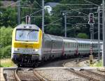 E-Lok 3012 kommt am 04.07.08 aus Richtung Lttich und fhrt in den Bahnhof von Wilwerwiltz ein. Nach massiven Beschwerden der Fahrgste wegen der unertrglichen Hitze in den belgischen Wagen, werden seit kurzem klimatisierte SNCB I 6 Liegewagen in der Zuggarnitur eingesetzt. (Jeanny)