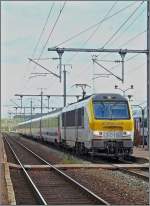 E-Lok 3015 mit belgischer I 6 Zuggarnitur kommt am 14.09.08 aus Luxemburg und fhrt in den Bahnhof von Gouvy ein, um spter ihre Reise nach Liers fortzusetzen.